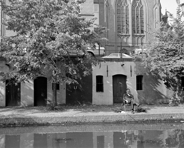 855574 Gezicht op de werfkelders onder de St.-Martinuskerk (Oudegracht 401) te Utrecht, vanaf de overkant van de gracht.